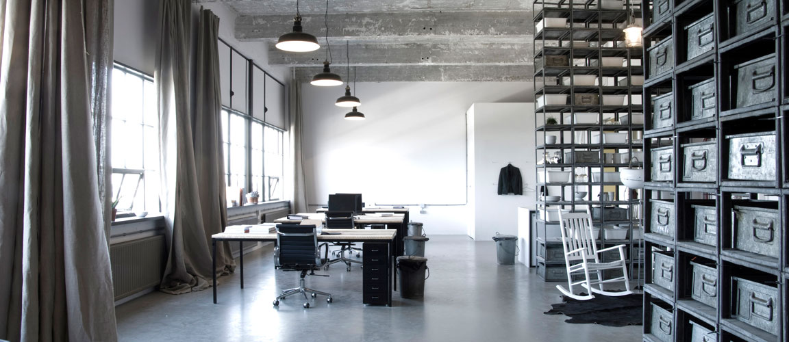 betonlook vloer grijs kantoor